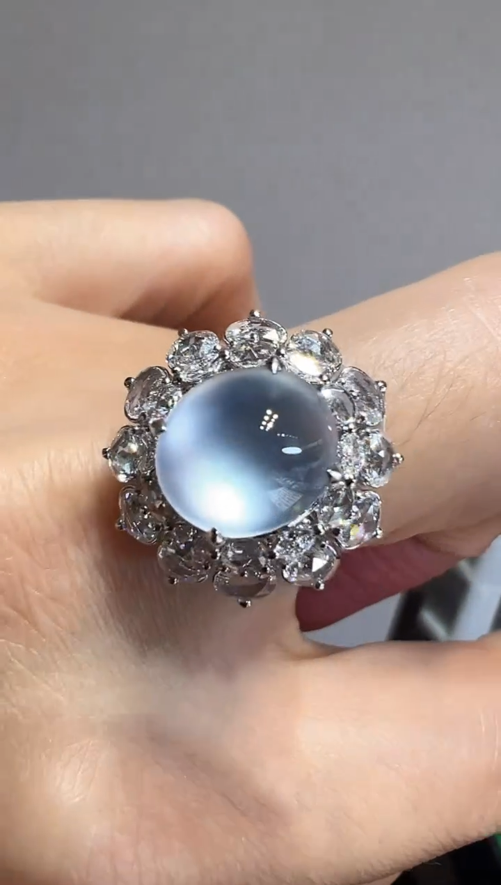 18K金镶嵌戒指翡翠蛋面