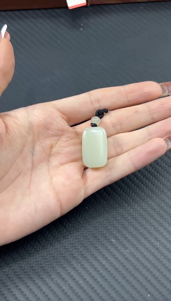 【闪购商品】和田玉吊坠(赠链)未镶嵌且末微色差迪克兰吊坠