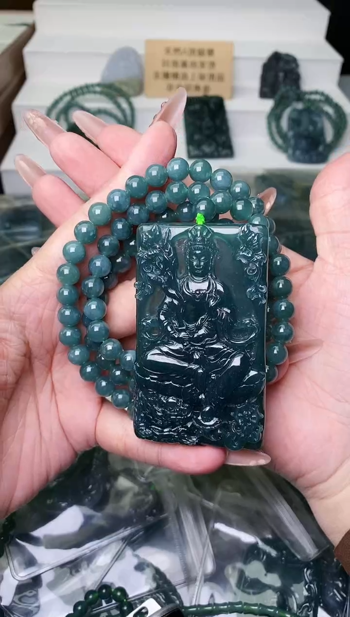 颈饰未镶嵌翡翠 