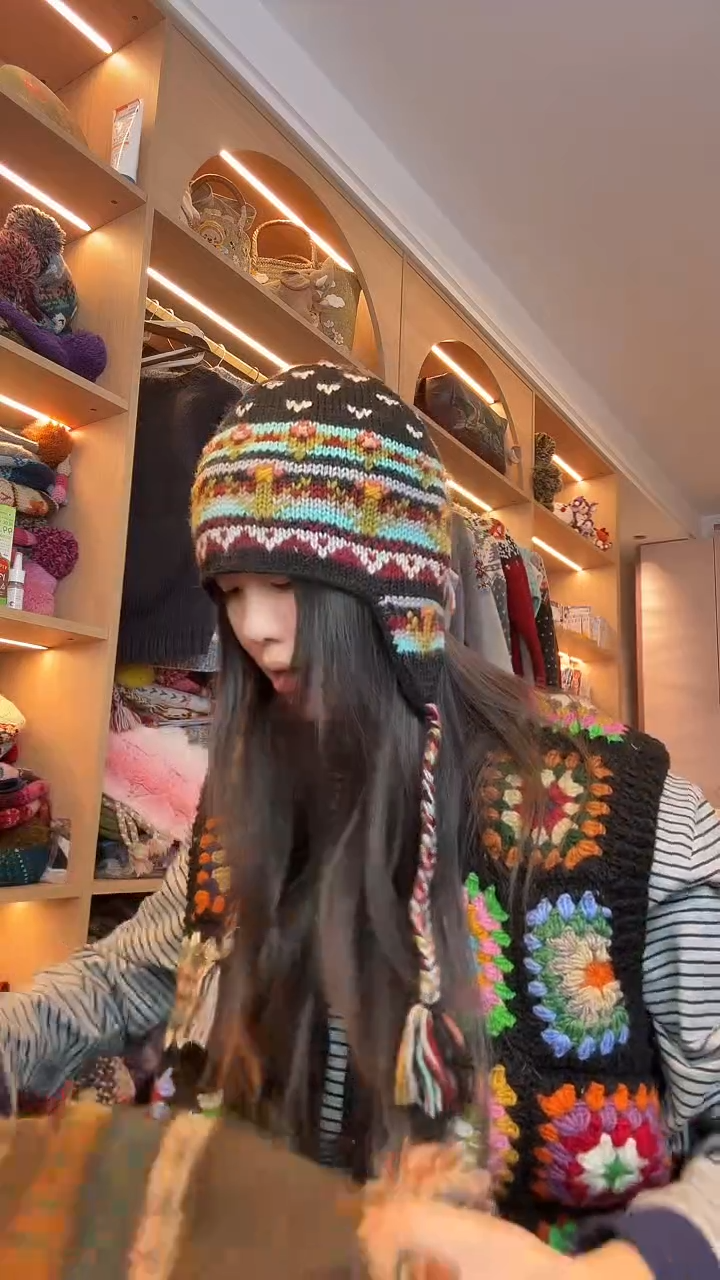 羊毛美利奴黑色小辫子护耳帽