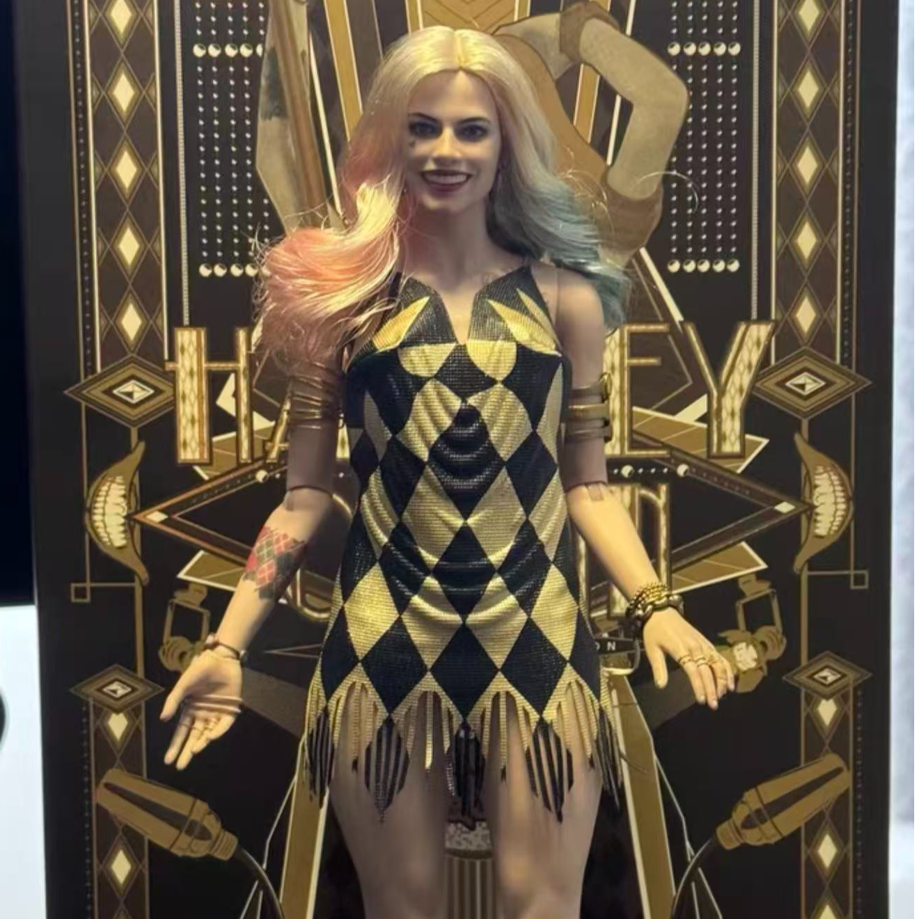 【梅】Hottoys MMS439 DC 自杀小队 小丑女3.0 哈利奎恩 金色舞衣  