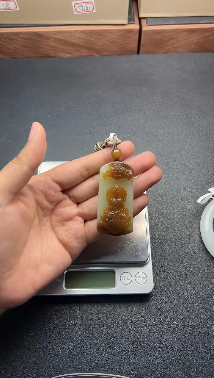 吊坠(赠链)未镶嵌和田玉若羌微色差吊坠