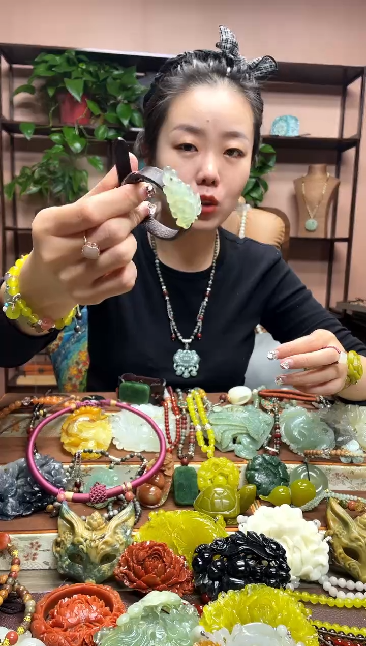 未镶嵌岫玉吊坠多样性发货发其中之一