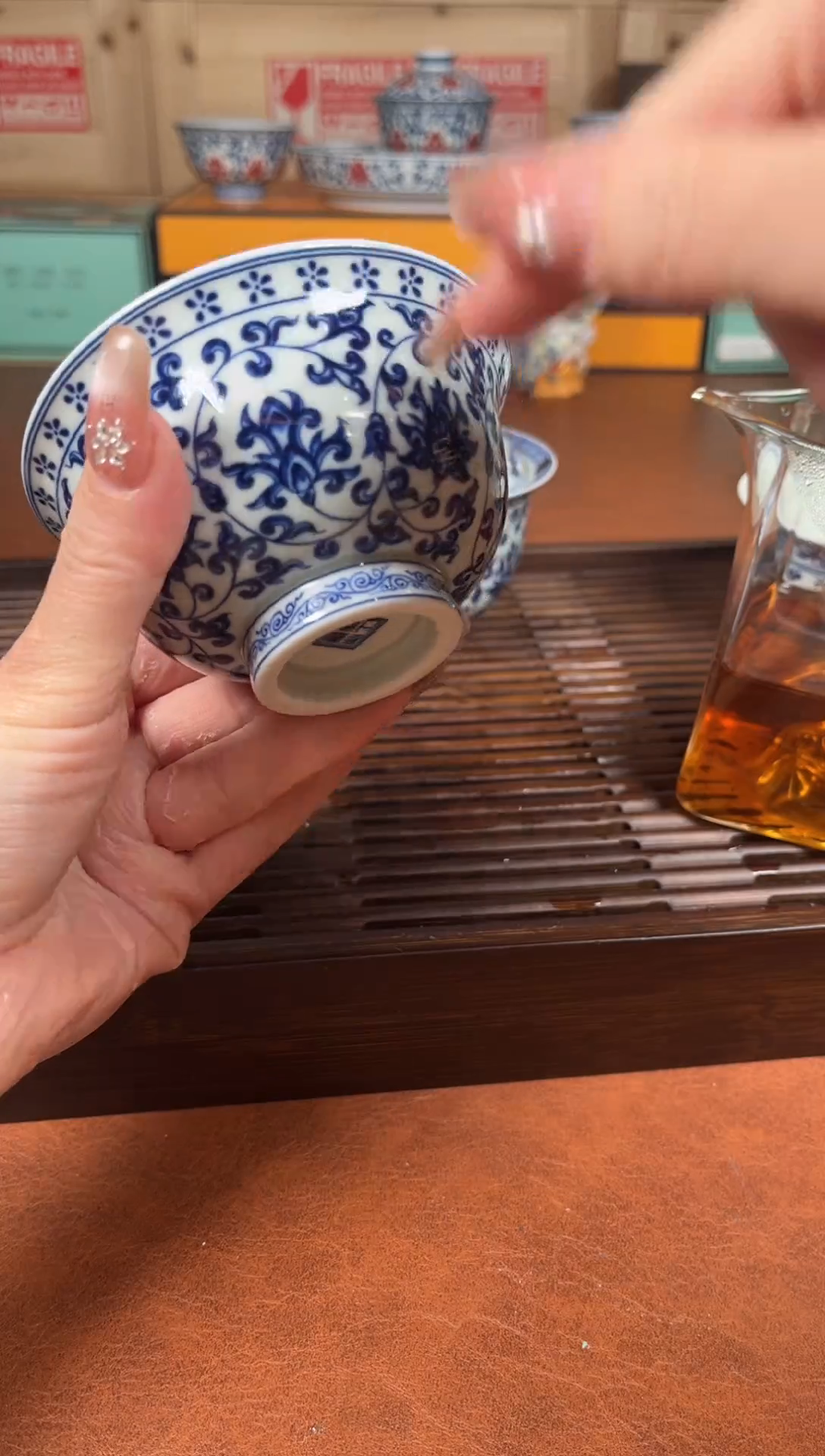 成艺缠枝莲两才盖碗