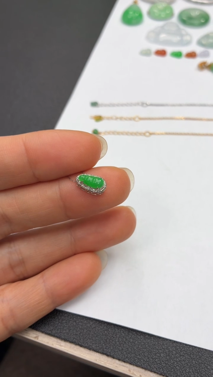 颈饰18K金镶嵌翡翠天然翡翠A货