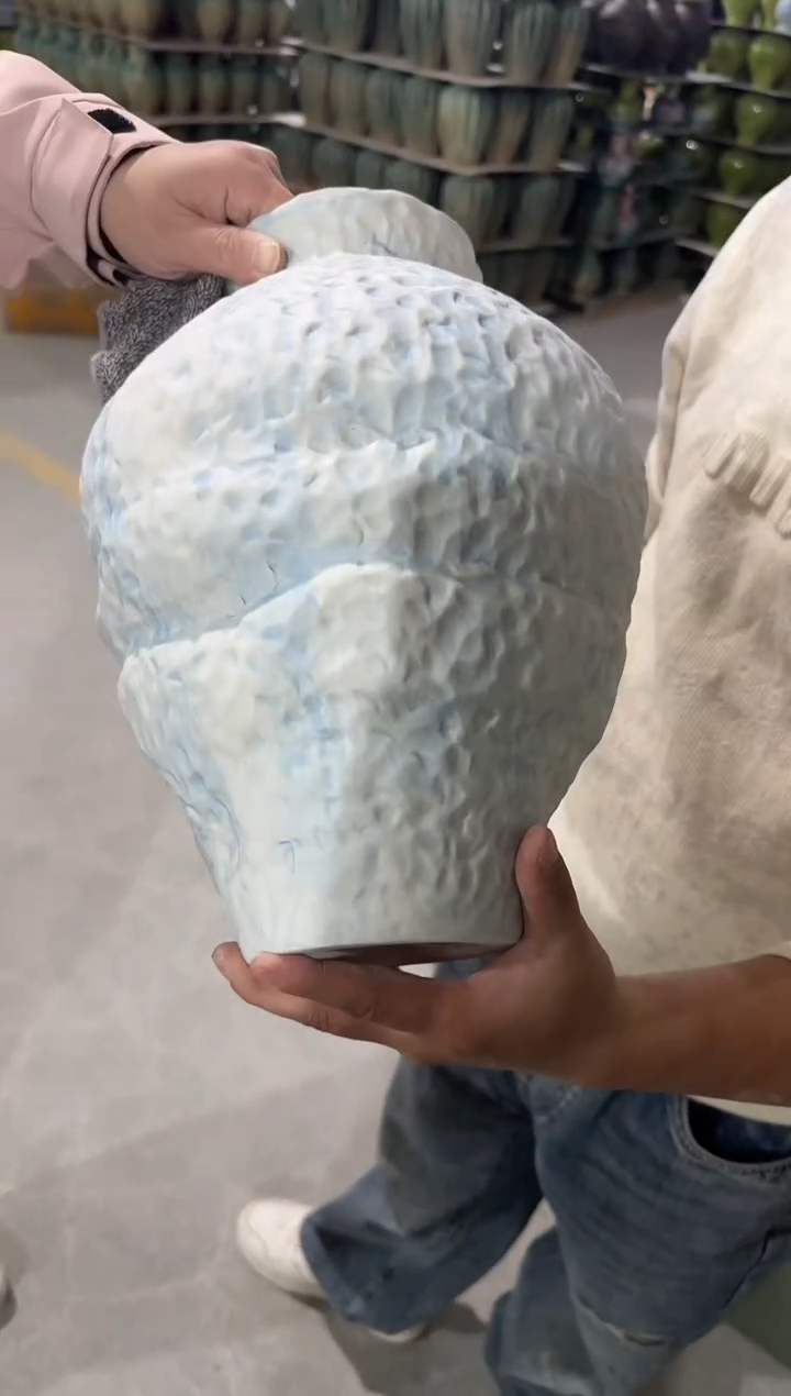 磨砂感蓝色陶瓷瓶