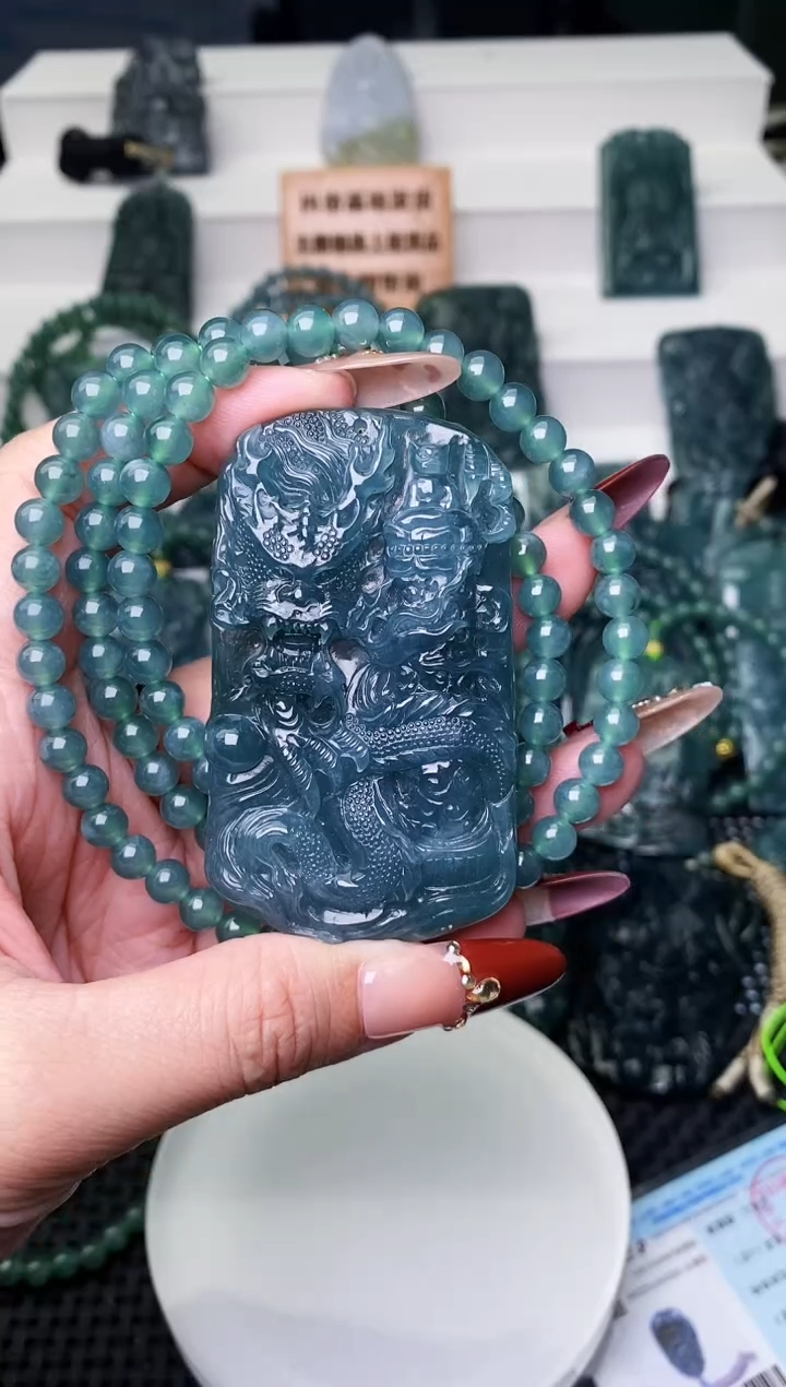 颈饰未镶嵌翡翠 