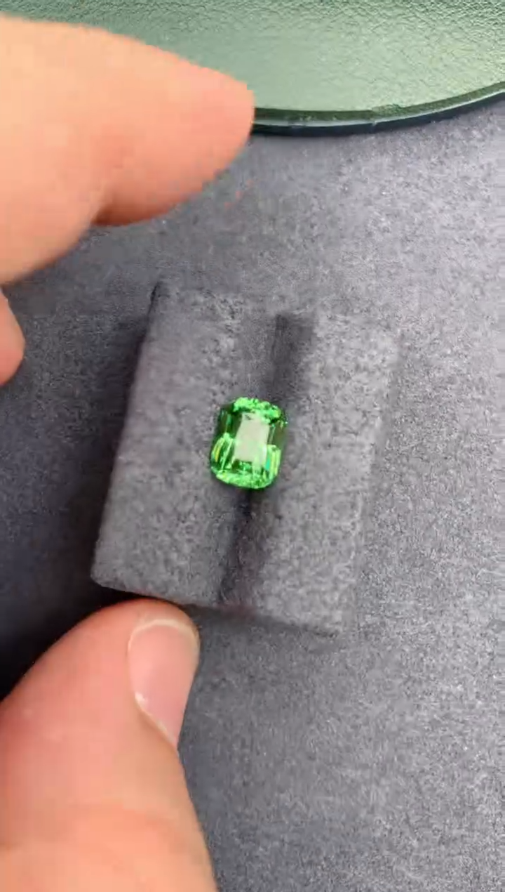 【闪购商品】石榴石裸石未镶嵌2.1ct沙弗莱