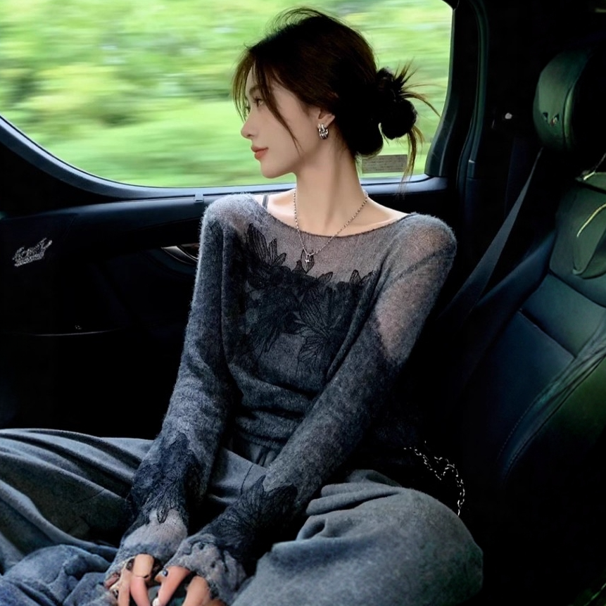 大码灰色蕾丝刺绣微透针织衫女秋季上衣微胖mm显瘦内搭毛衣打底衫