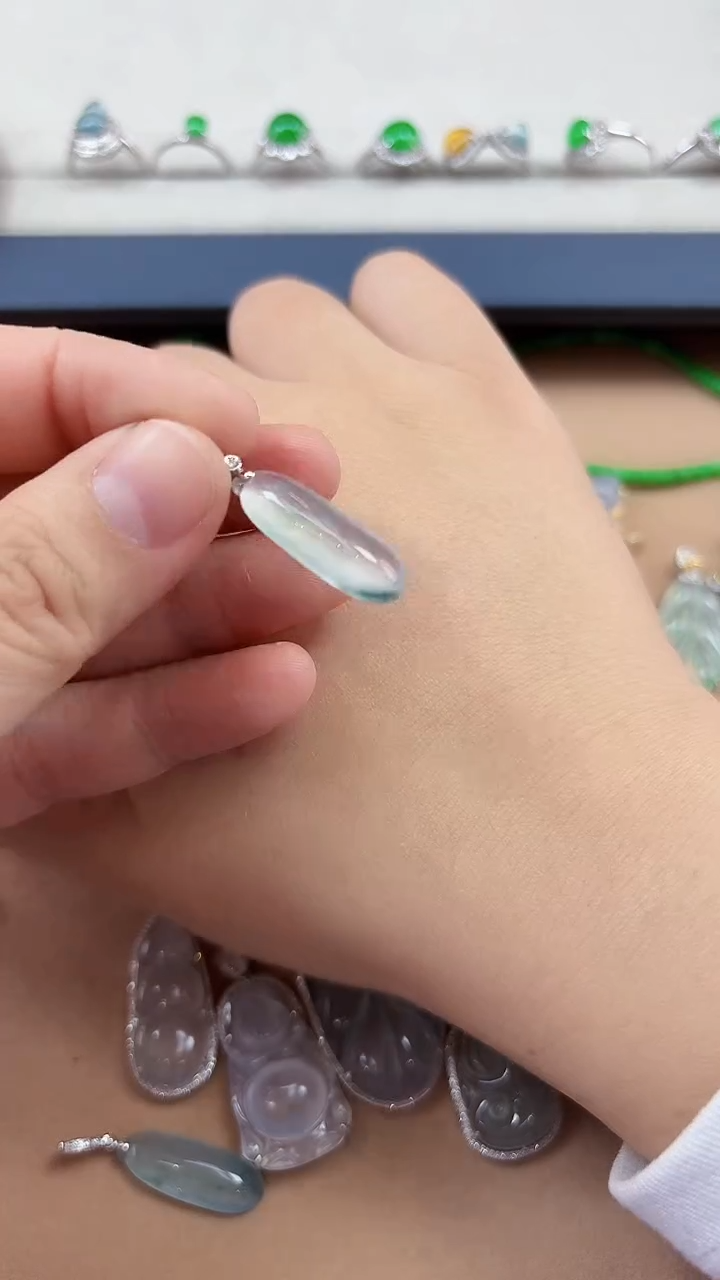 【闪购商品】翡翠颈饰18K金镶嵌福瓜