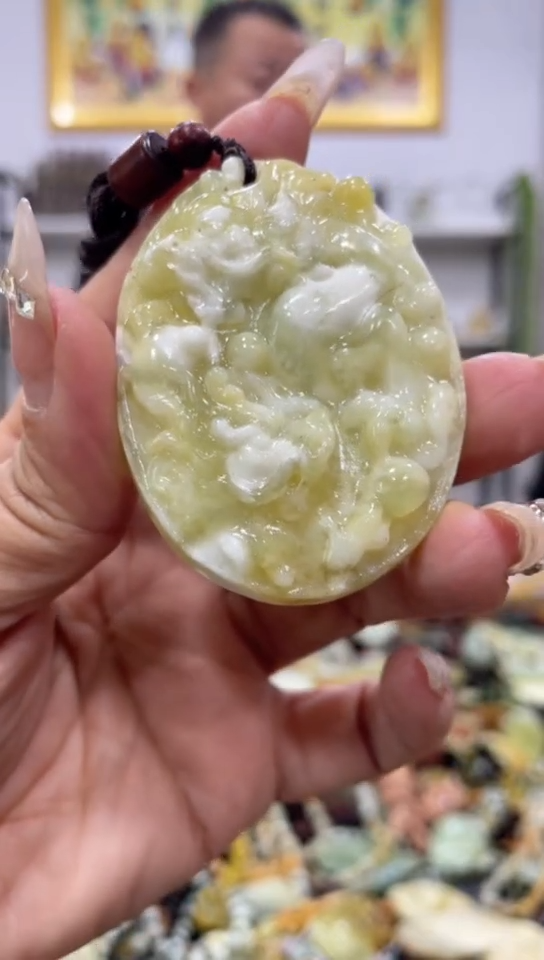 未镶嵌蛇纹石玉吊坠    