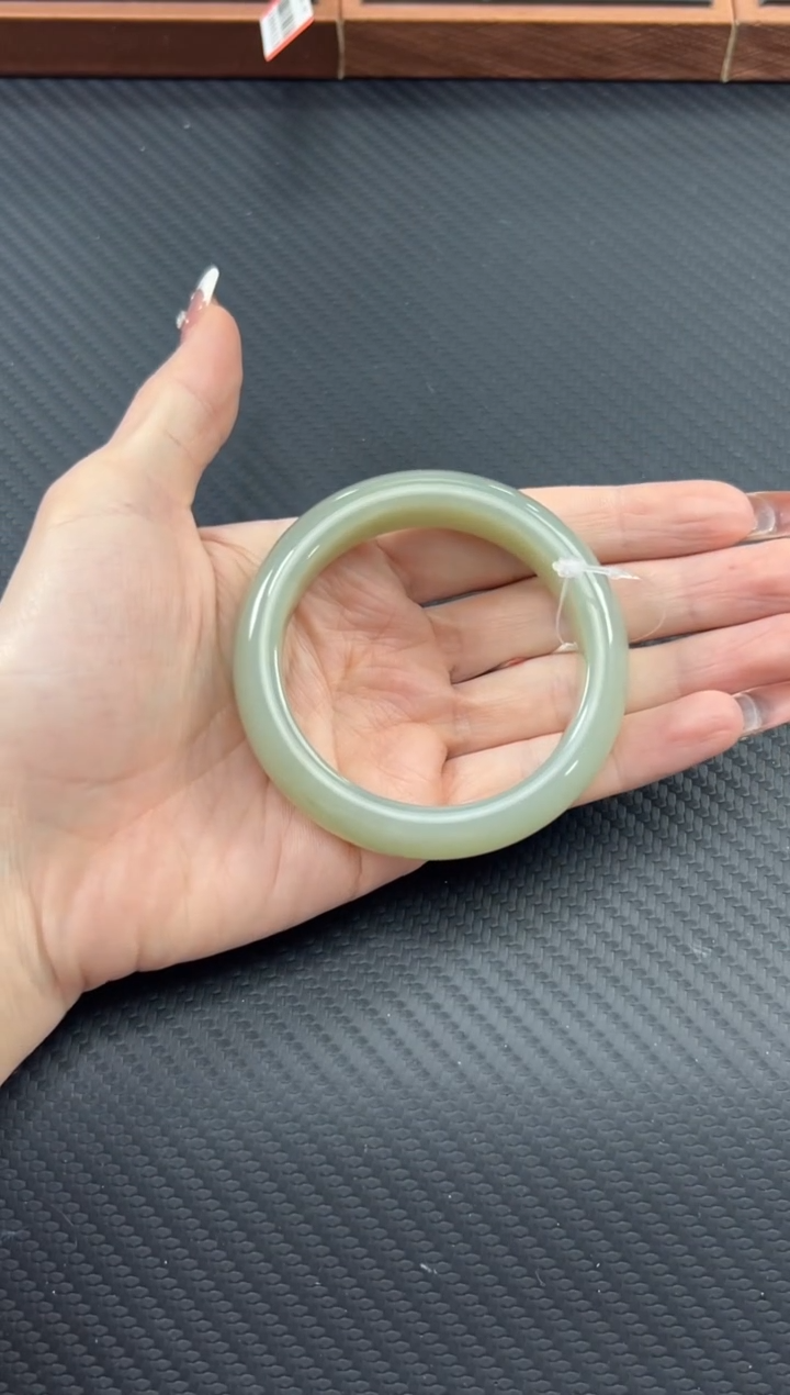 【闪购商品】和田玉手镯未镶嵌且末微色差近矿53手镯