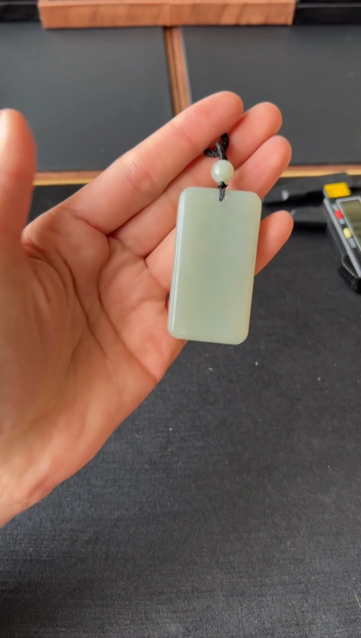 【闪购商品】和田玉吊坠(赠链)未镶嵌且末微色差近矿