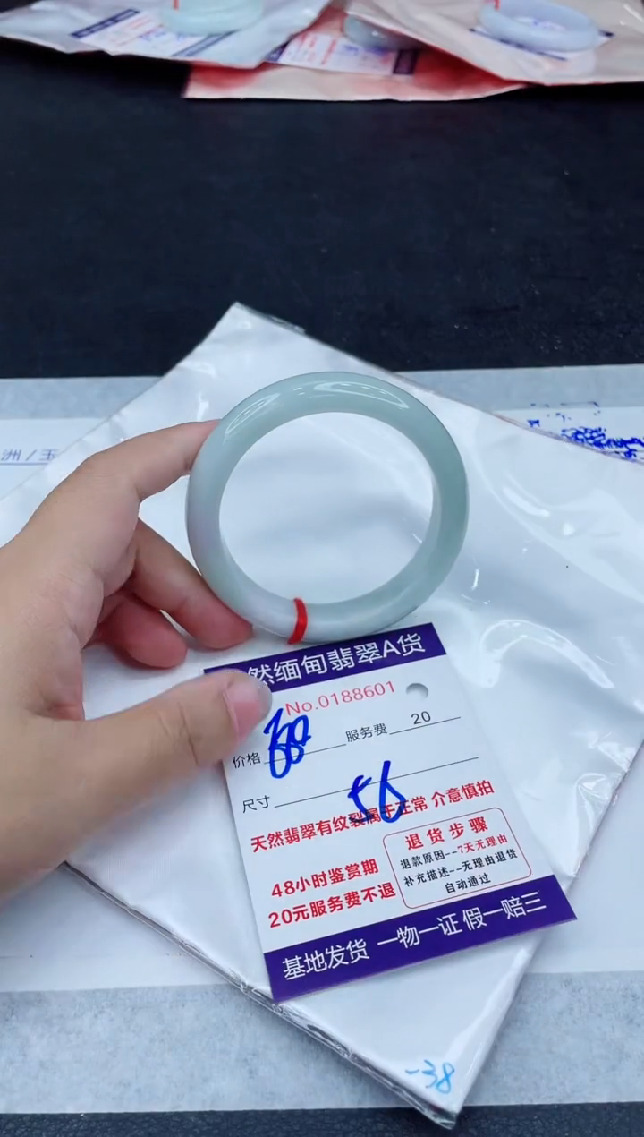 翡翠手镯未镶嵌680.000