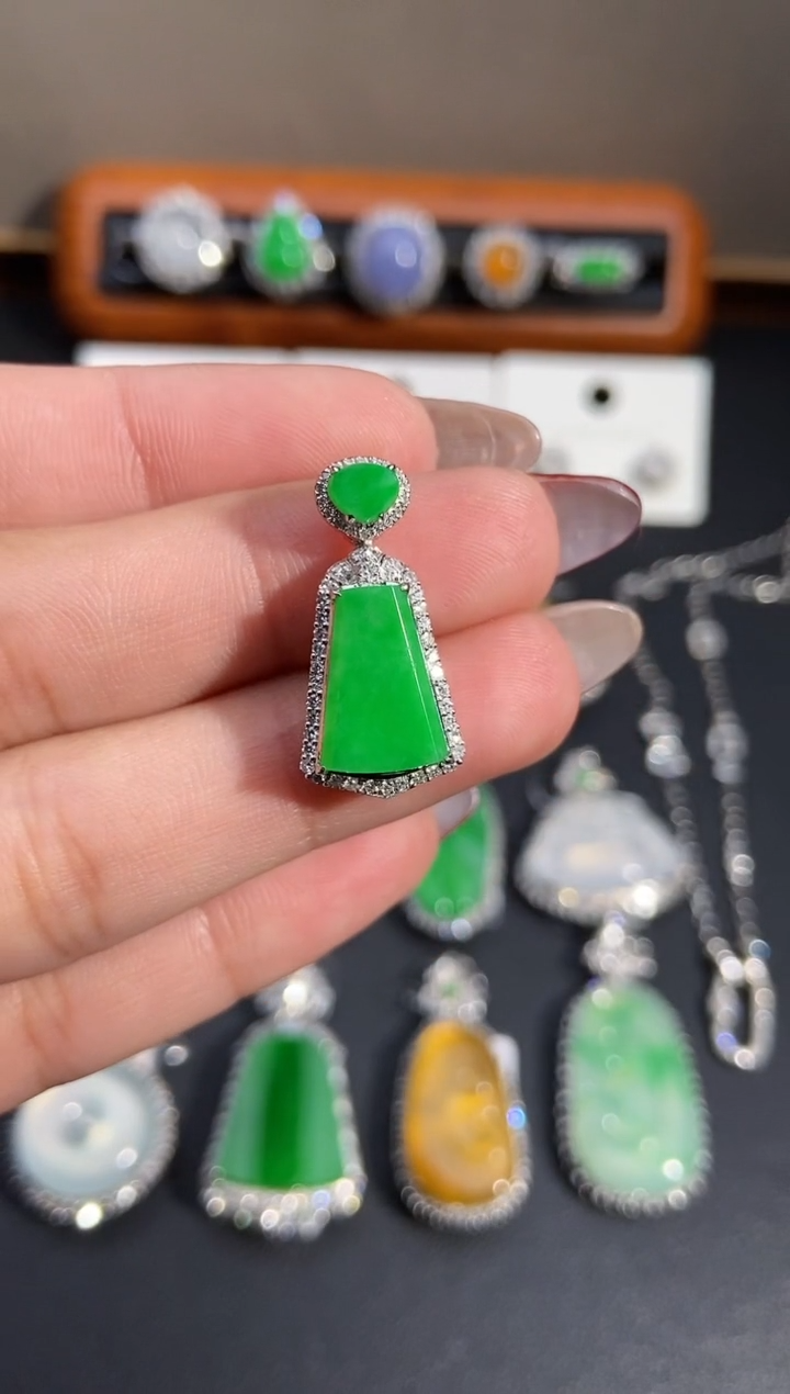 【闪购商品】翡翠颈饰18K金镶嵌吊坠