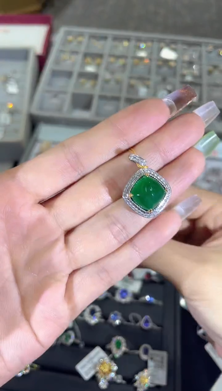 18K金镶嵌吊坠（不含链）祖母绿MSQ