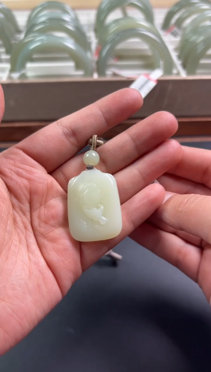 【闪购商品】和田玉吊坠(赠链)未镶嵌且末微色差迪克兰一细吊坠