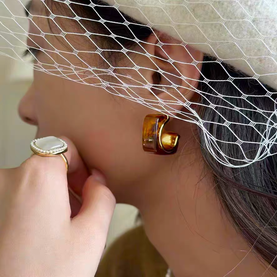 铜合金耳饰 秋冬新款小众设计感琥珀色方形耳夹女无耳洞耳夹
