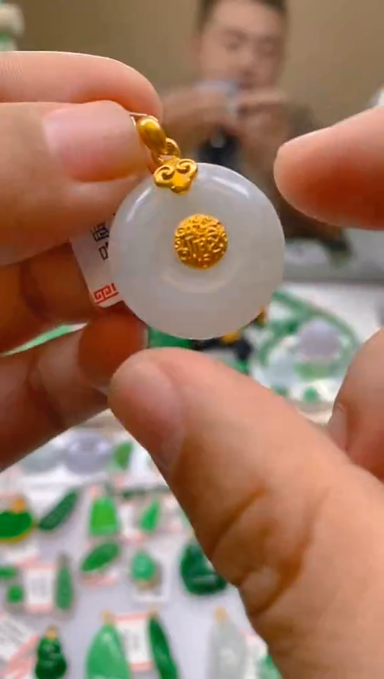 【闪购商品】翡翠颈饰18K金镶嵌平安扣