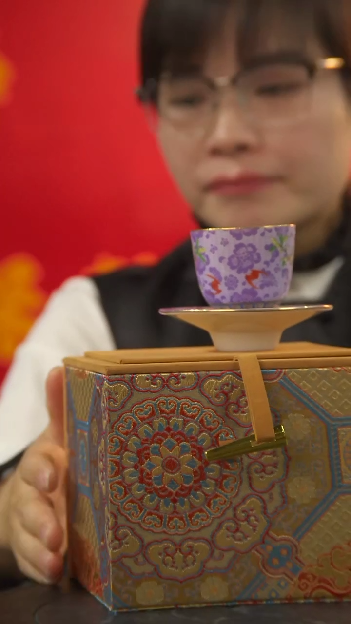 【闪购商品】摆件景德镇陶瓷蓝底扒花寿桃杯