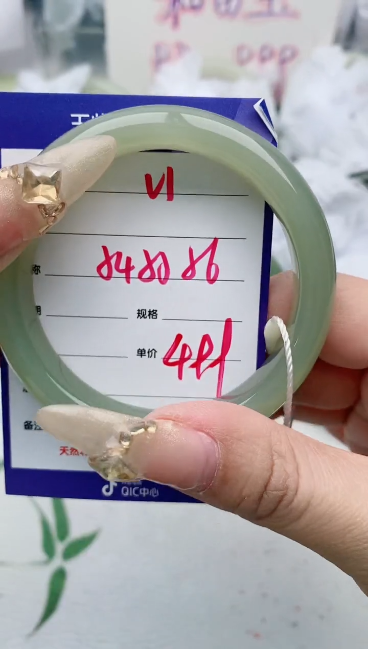 【闪购商品】和田玉手镯未镶嵌V1微色差