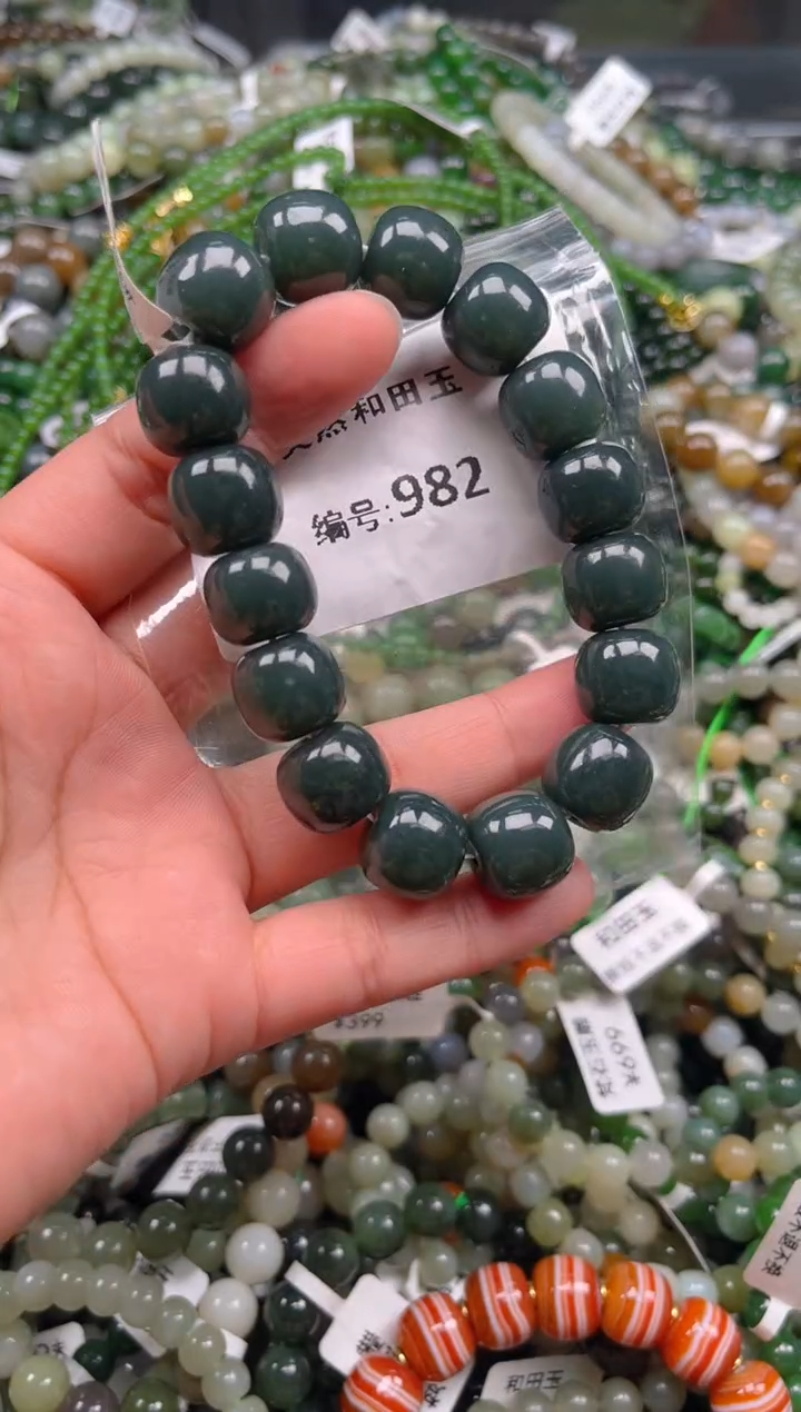 和田玉未镶嵌颈饰1