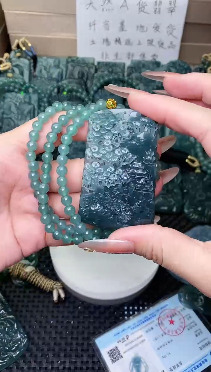 颈饰未镶嵌翡翠 