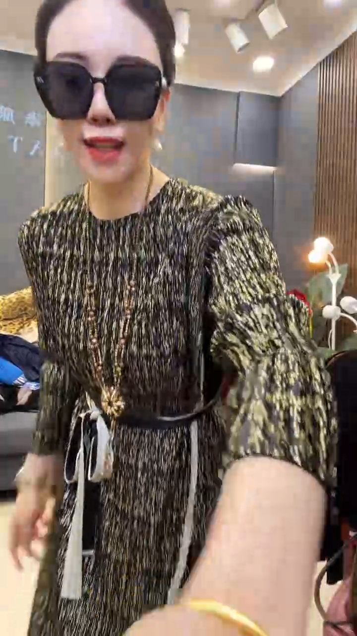 聚酯纤维（涤纶）黑金色 裙
