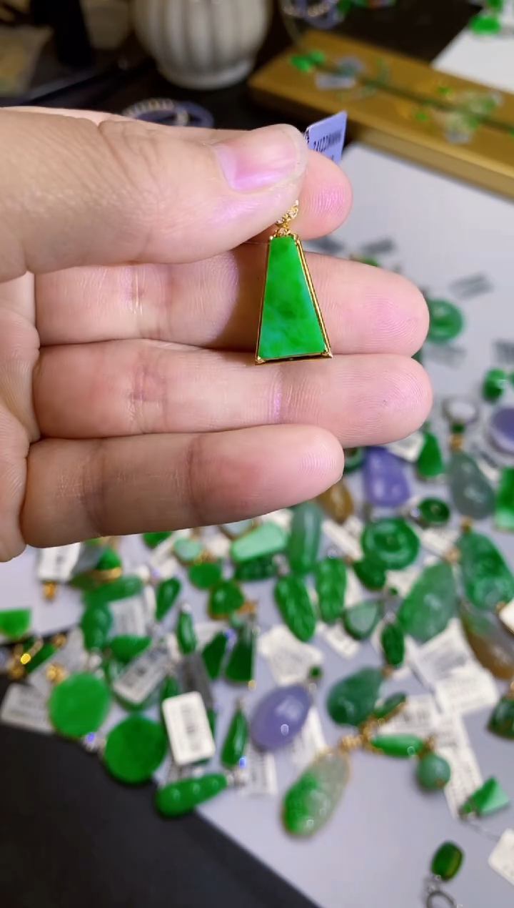 【闪购商品】翡翠颈饰18K金镶嵌吊坠