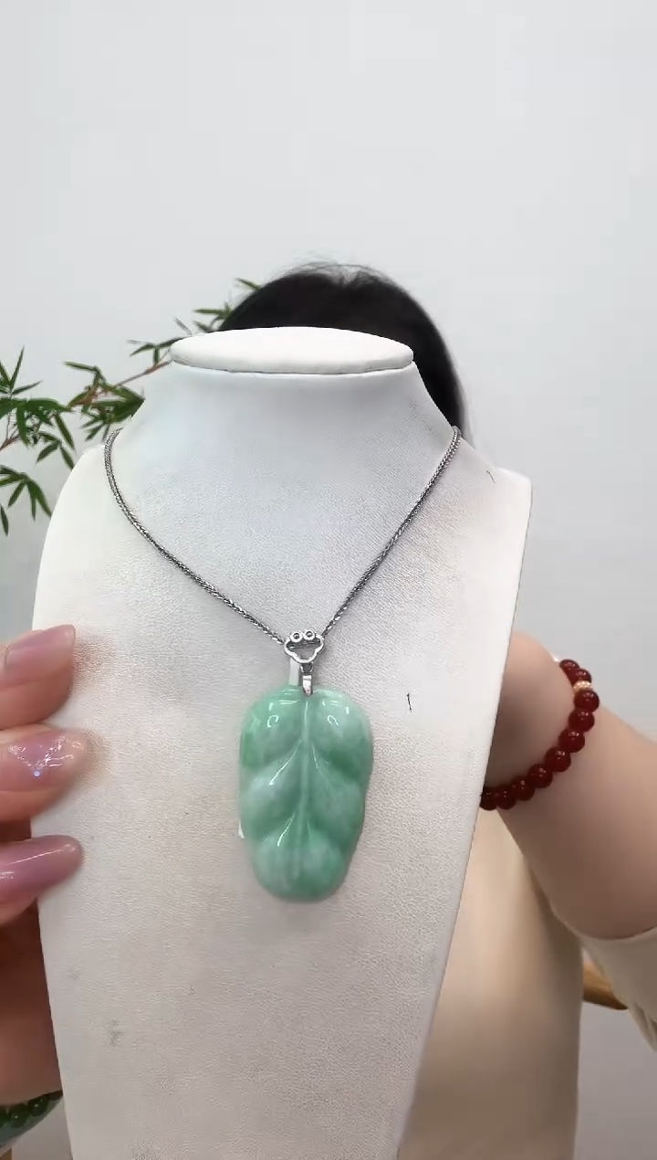 【闪购商品】翡翠吊坠(赠链)未镶嵌叶子