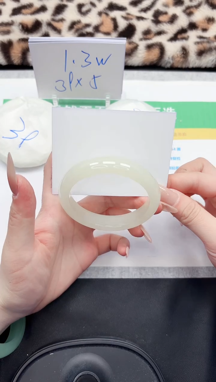 【闪购商品】石英质玉手镯未镶嵌212-58