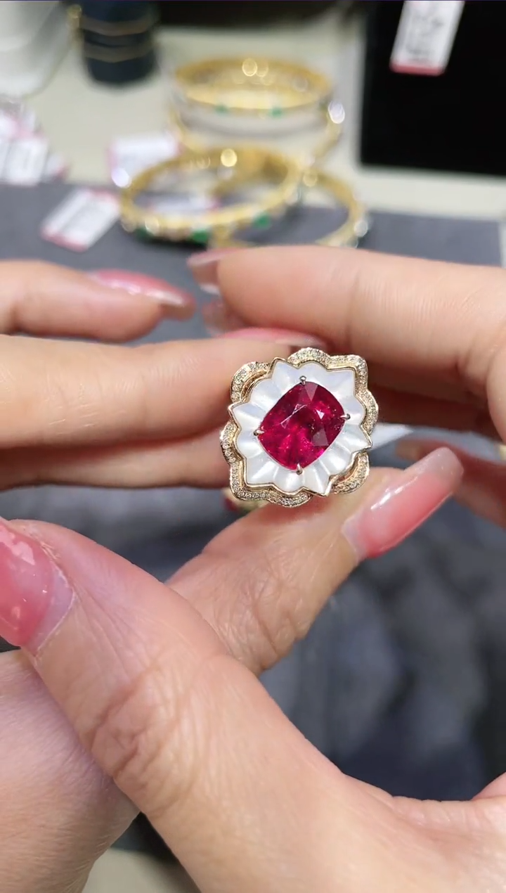 18K金镶嵌天然碧玺戒指 约3.35ct