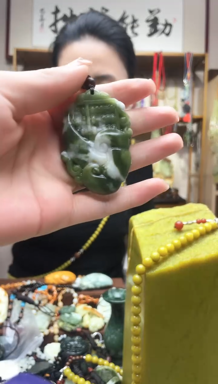 未镶嵌岫玉吊坠··