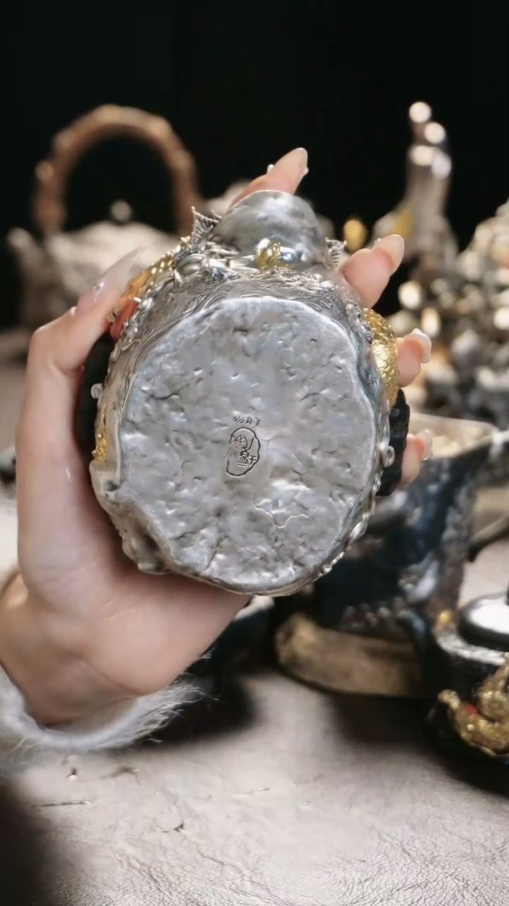 【闪购商品】境秋镀金龙手抓壶