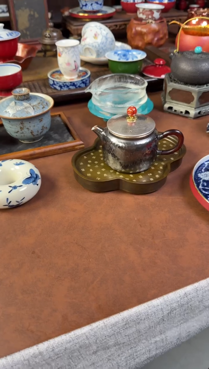 波光粼粼黑茶壶汉瓦壶