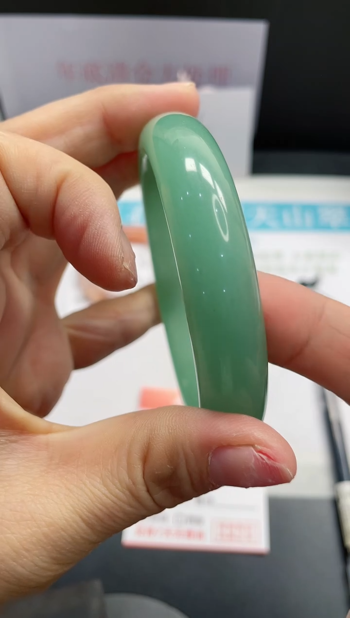 【闪购商品】石英质玉手镯未镶嵌52