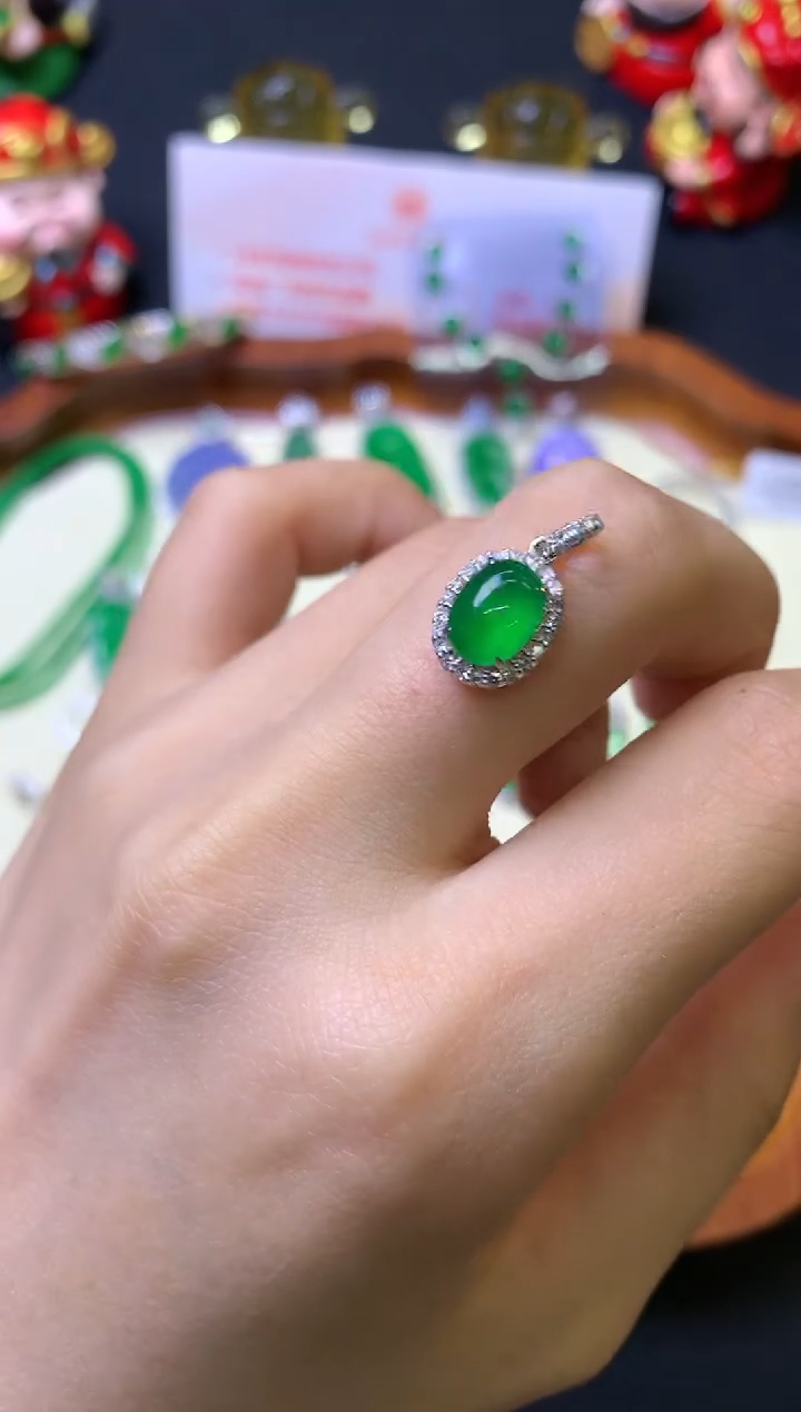 翡翠18K金镶嵌颈饰吊坠