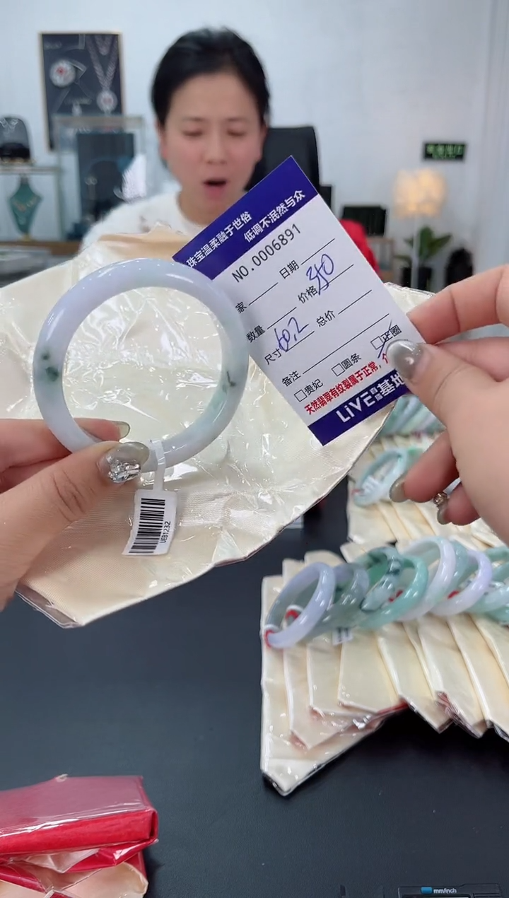 【闪购商品】翡翠手镯未镶嵌天然翡翠A货