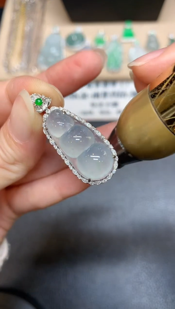 【闪购商品】翡翠颈饰18K金镶嵌福豆【无服务费