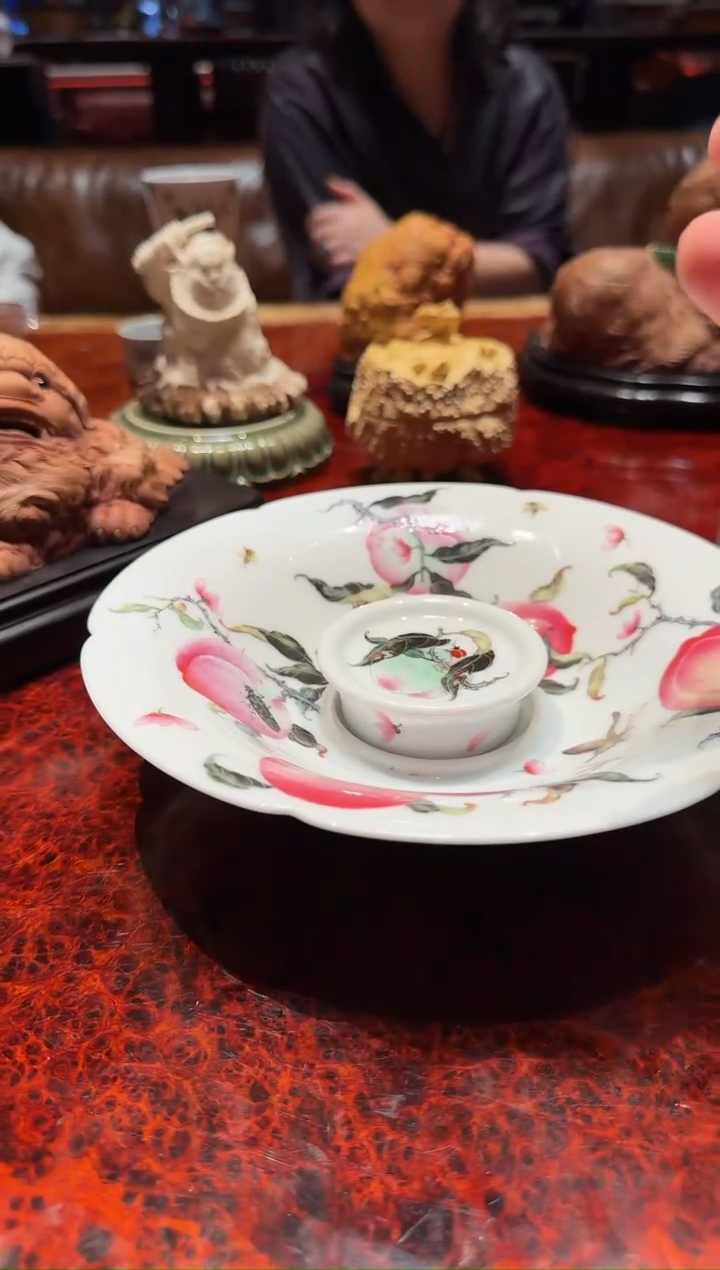 粉彩其乐融融花口壶承加盖置