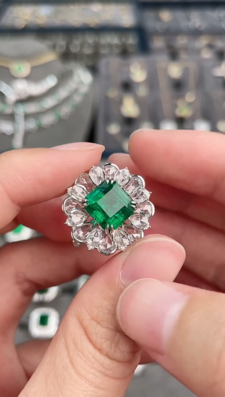 【闪购商品】祖母绿戒指18K金镶嵌3.88ct/吉尔德