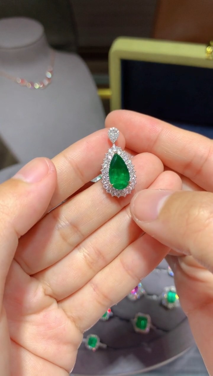 【闪购商品】祖母绿吊坠(不含链)18K金镶嵌2.25CT 沃顿绿 微油