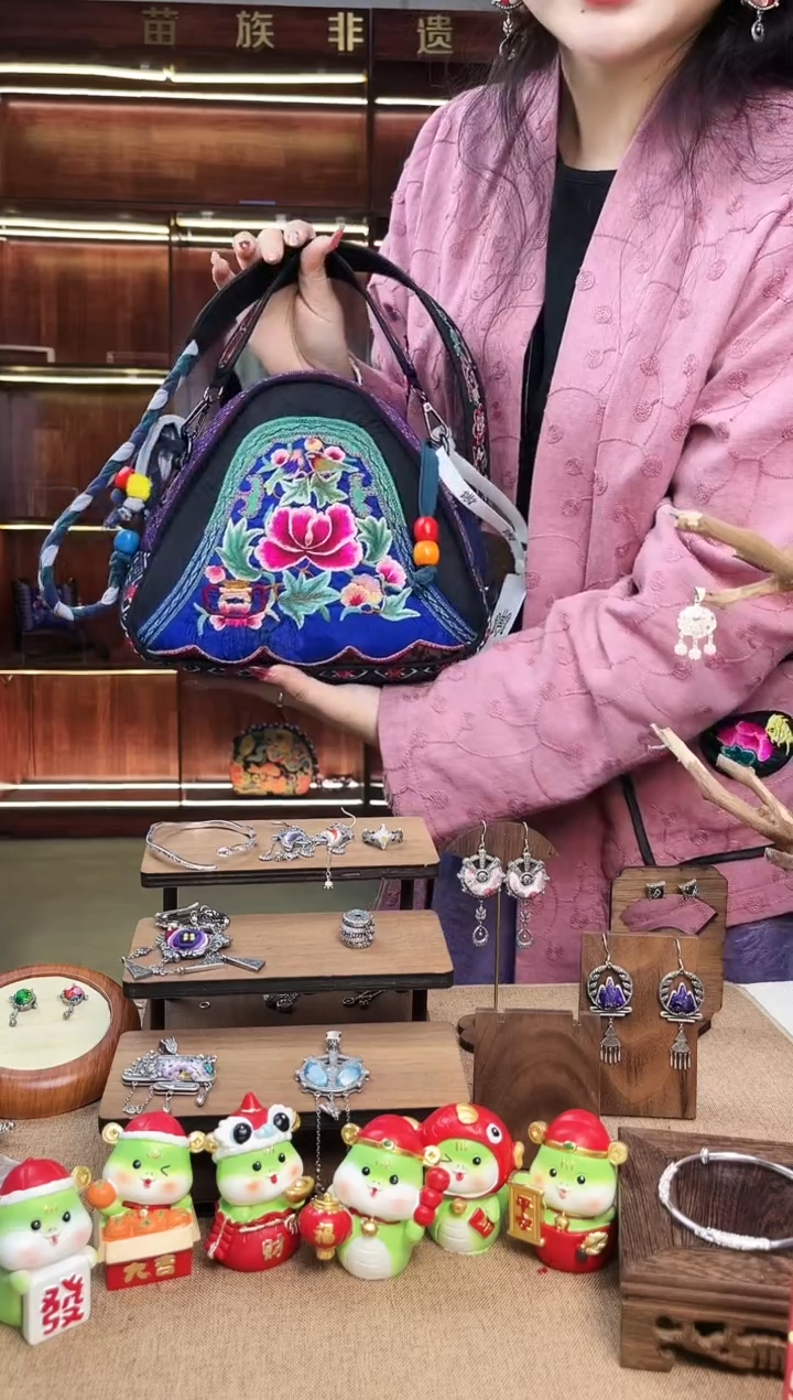 【闪购商品】织绣A54黔东南苗族刺绣