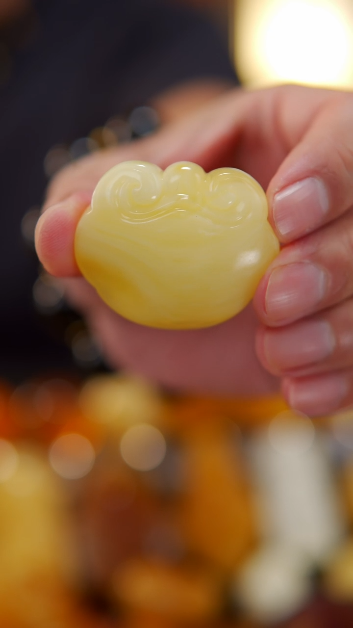 【闪购商品】蜜蜡颈饰未镶嵌乌料如意锁吊坠18.32