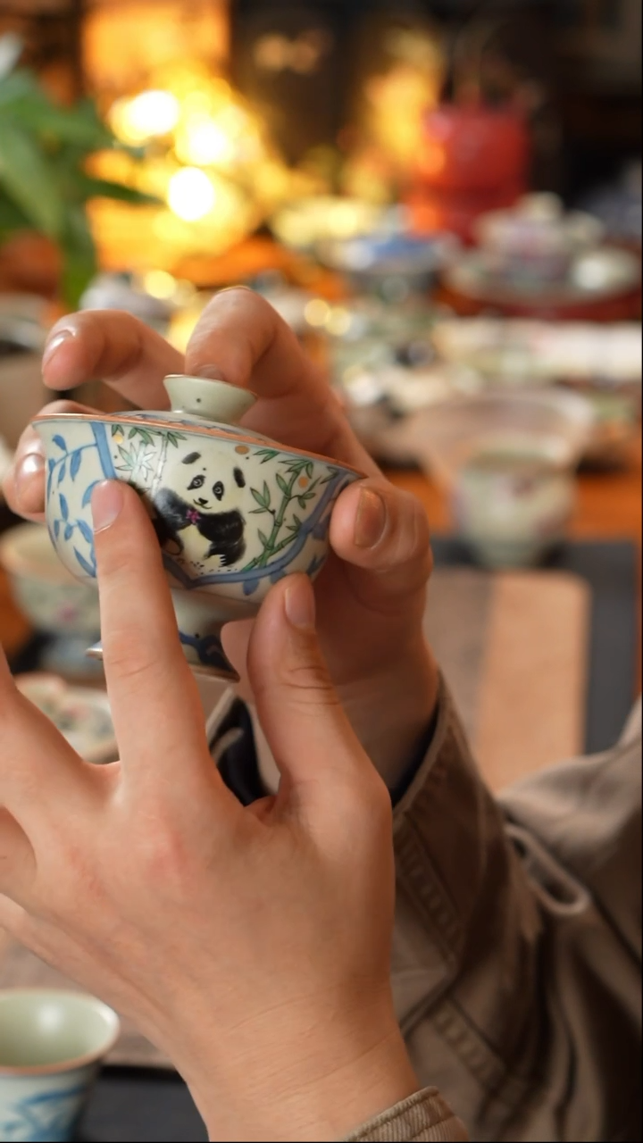 【闪购商品】素谷釉下青花开窗斗彩熊猫竹子盖碗120c