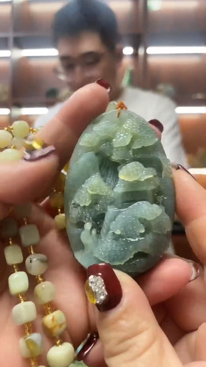 未镶嵌蛇纹石玉吊坠    