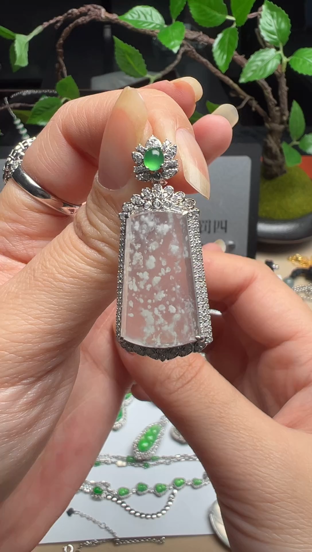 吊坠(不含链)18K金镶嵌翡翠白冰无事牌