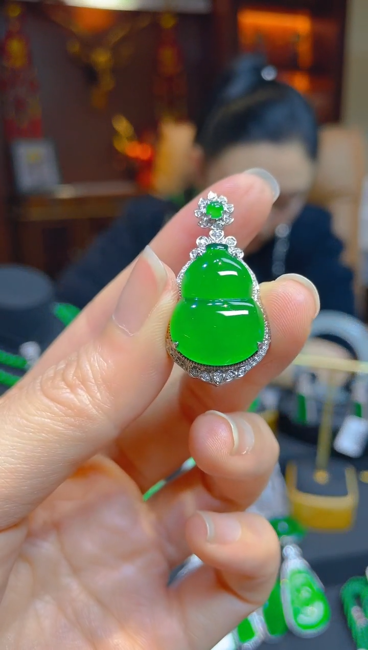 【闪购商品】翡翠颈饰18K金镶嵌122475天然A货翡翠葫芦吊坠