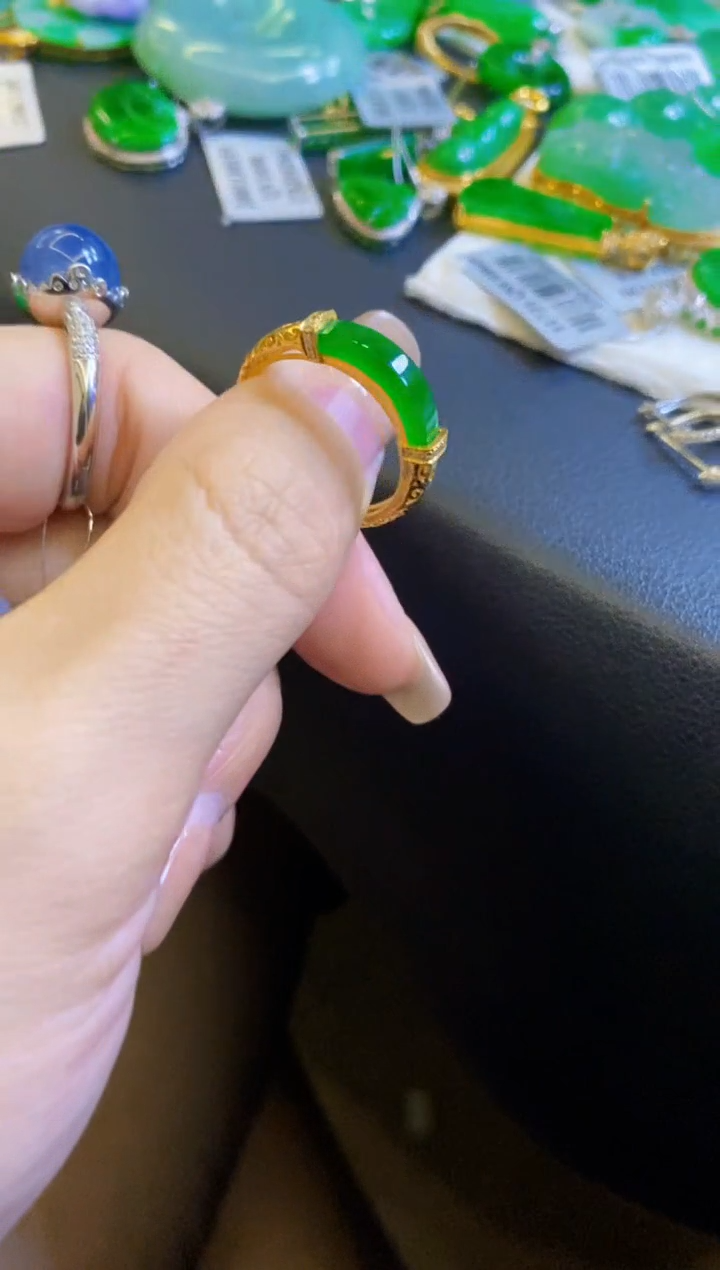 【闪购商品】翡翠颈饰18K金镶嵌戒指