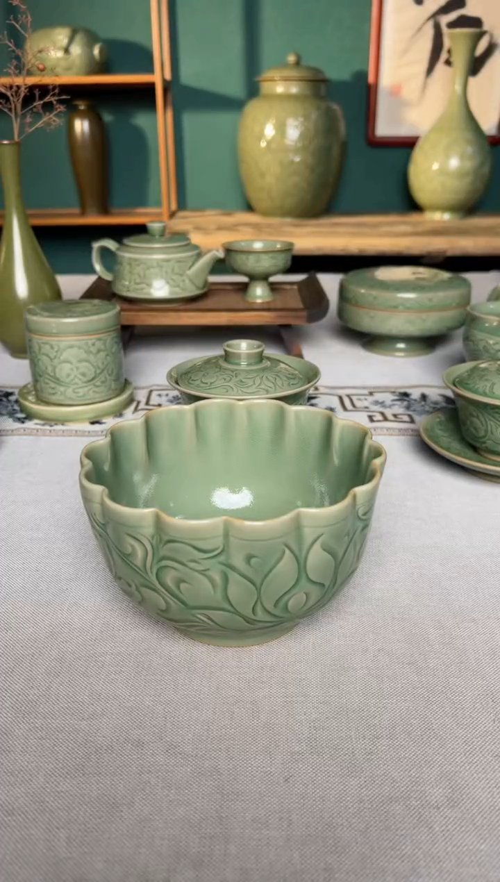 【闪购商品】其他纯手工秘色缠枝莲十四曲纹花口碗